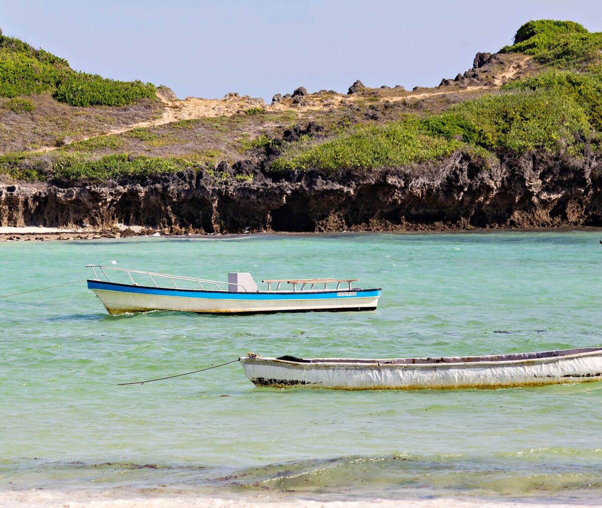 Łodzie rybackie w turkusowej zatoce przy plaży Papa Remo w Watamu