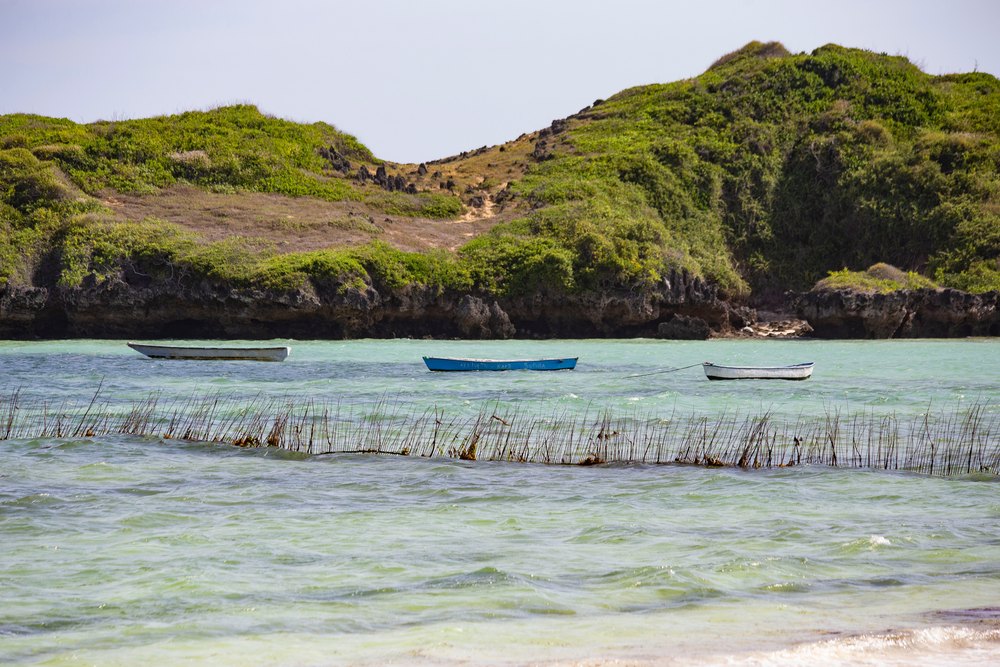 Zielone wzgórza i łodzie na wodzie przy plaży Paradise w Watamu