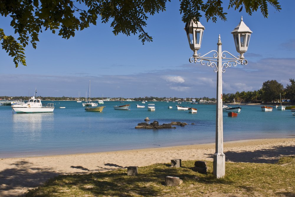 Publiczna plaża nad zatoką Grand Baie
