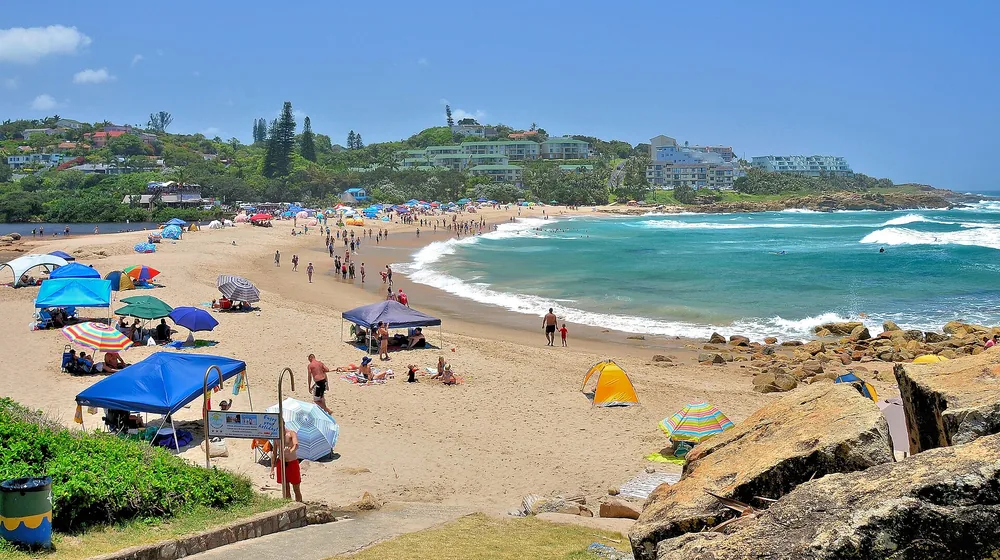 Plaża w Ramsgate koło Margate z parasolami i namiotami plażowiczów