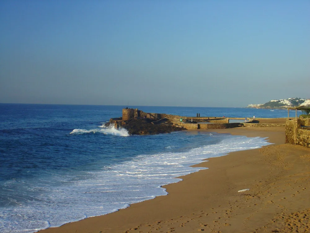 Plaża Salt Rock na północ od Ballito, skała i mur basenu pływowego