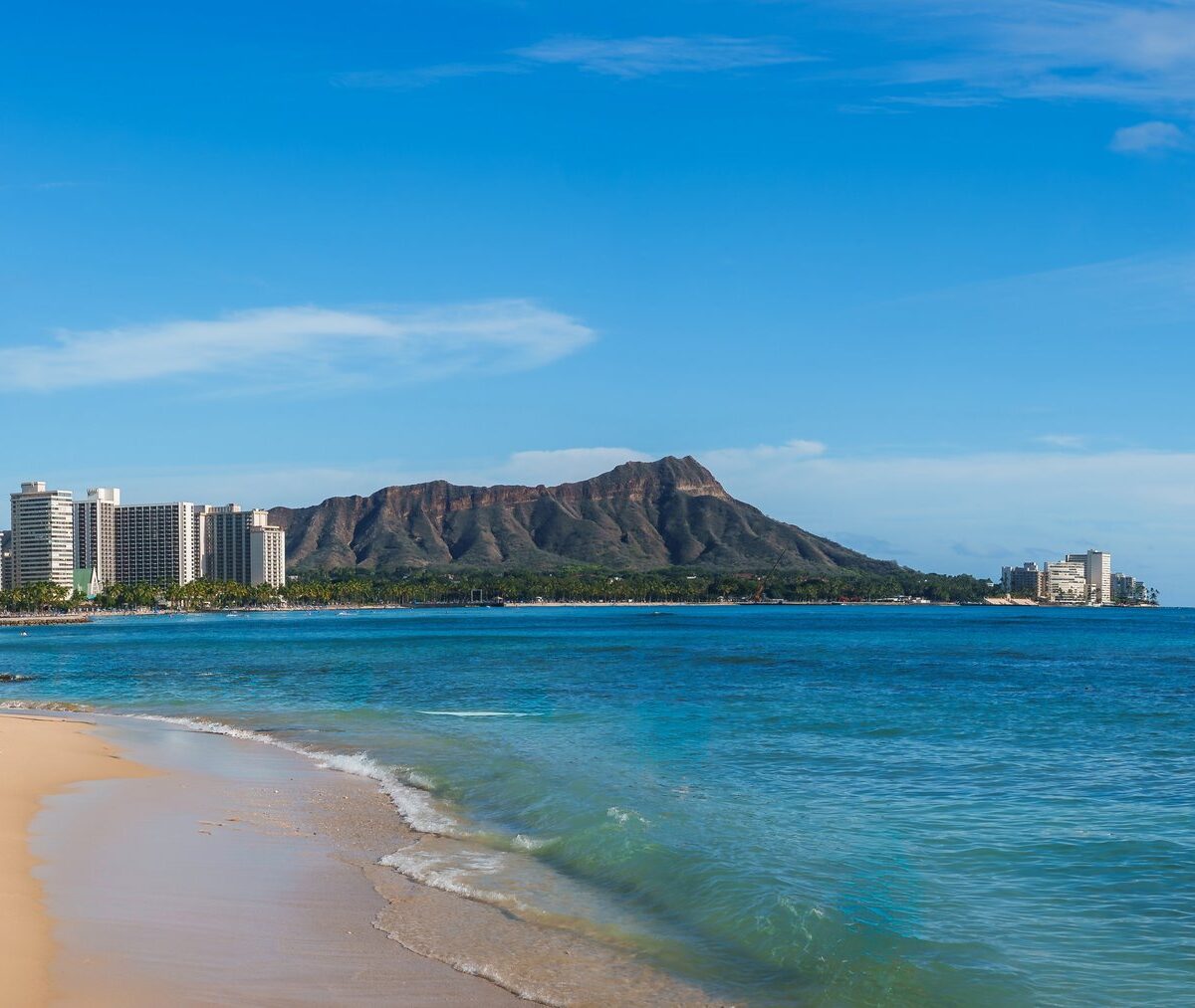Plaża Waikiki z palmami i kraterem Diamond Head w Honolulu