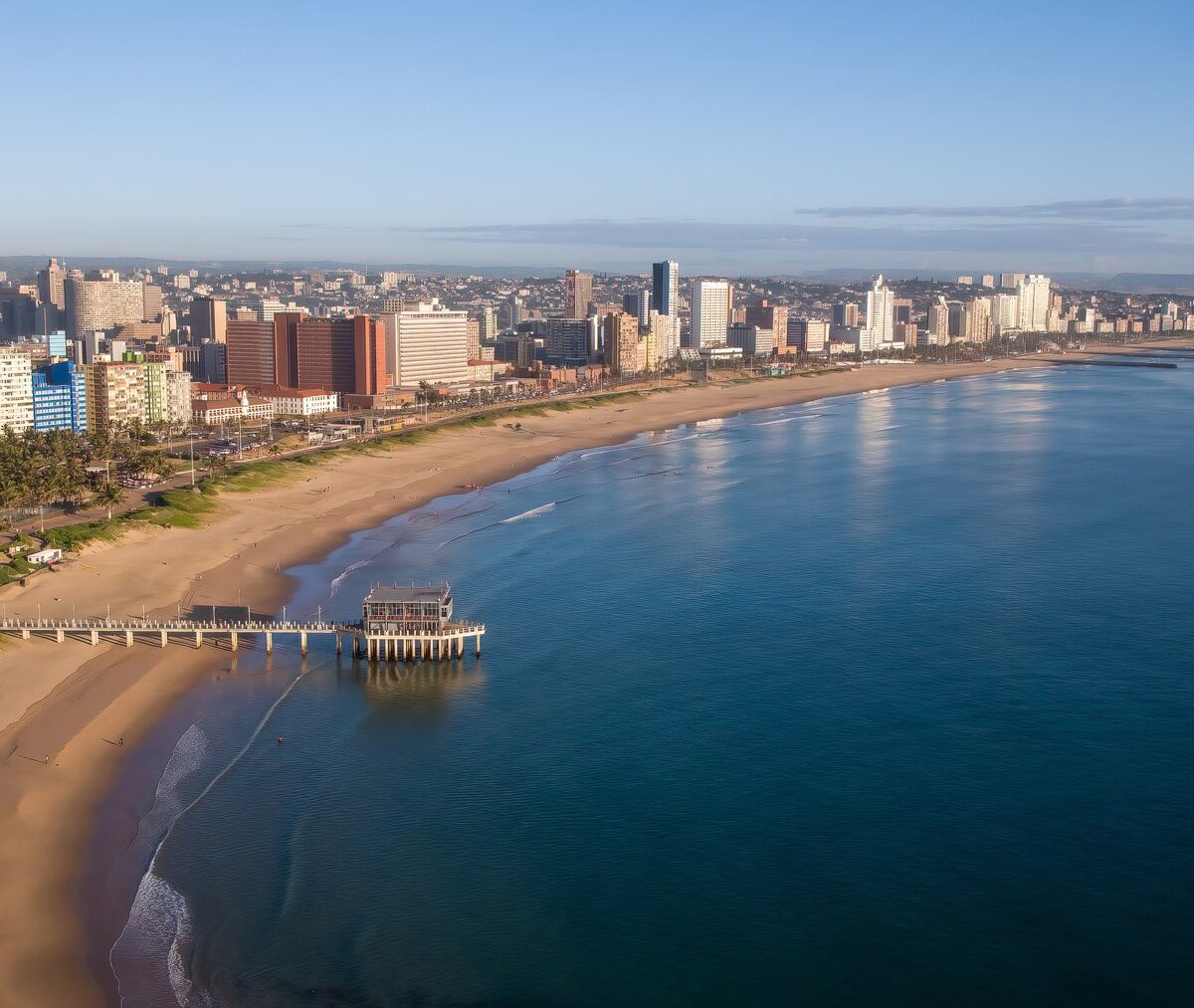 Plaże i molo w Durbanie z lotu ptaka, za nimi hotele nadbrzeża