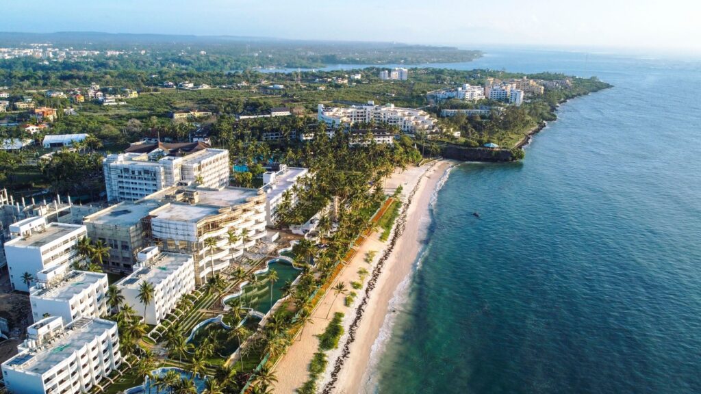 Hotele i plaża północnego wybrzeża Mombasy z lotu ptaka o wschodzie słońca