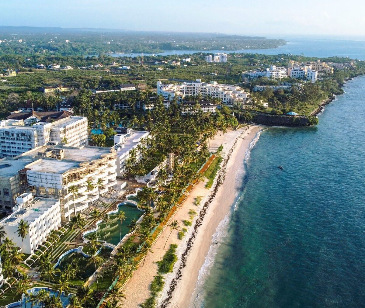 Hotele i plaża północnego wybrzeża Mombasy z lotu ptaka o wschodzie słońca
