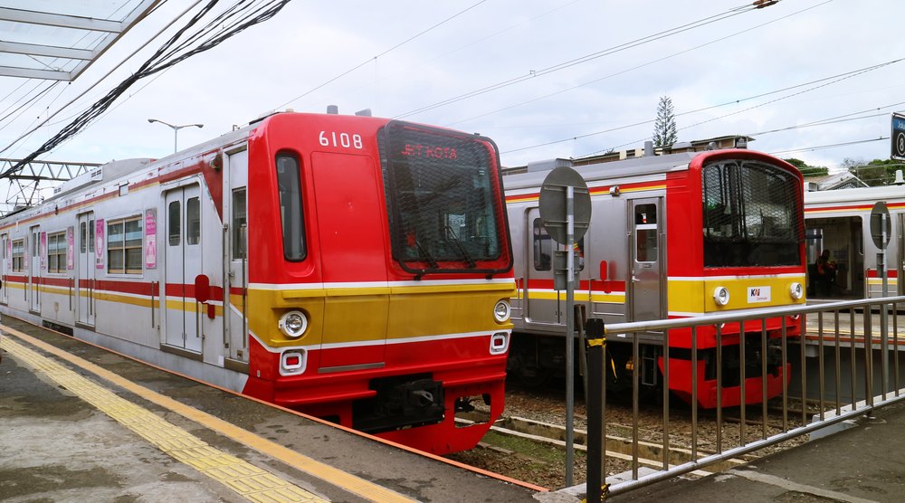 Czerwono-żółte pociągi podmiejskie KRL Commuter Line na stacji Bogor