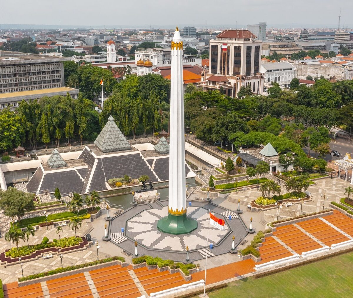 Pomnik Bohaterów Tugu Pahlawan i muzeum pod nim w centrum Surabai, z lotu ptaka