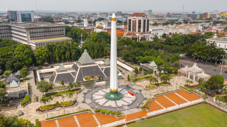 Pomnik Bohaterów Tugu Pahlawan i muzeum pod nim w centrum Surabai, z lotu ptaka