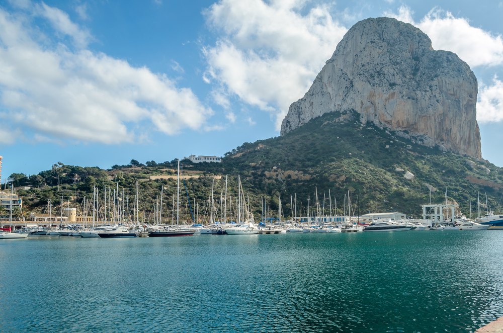 Łodzie i jachty w porcie Calpe u stóp skały Peñón de Ifach