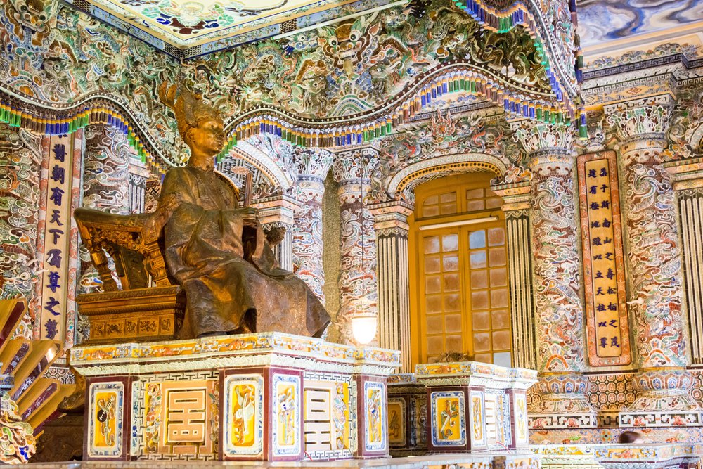 Posąg cesarza Khải Định pod baldachimem w sali grobowca zdobionej mozaiką z porcelany