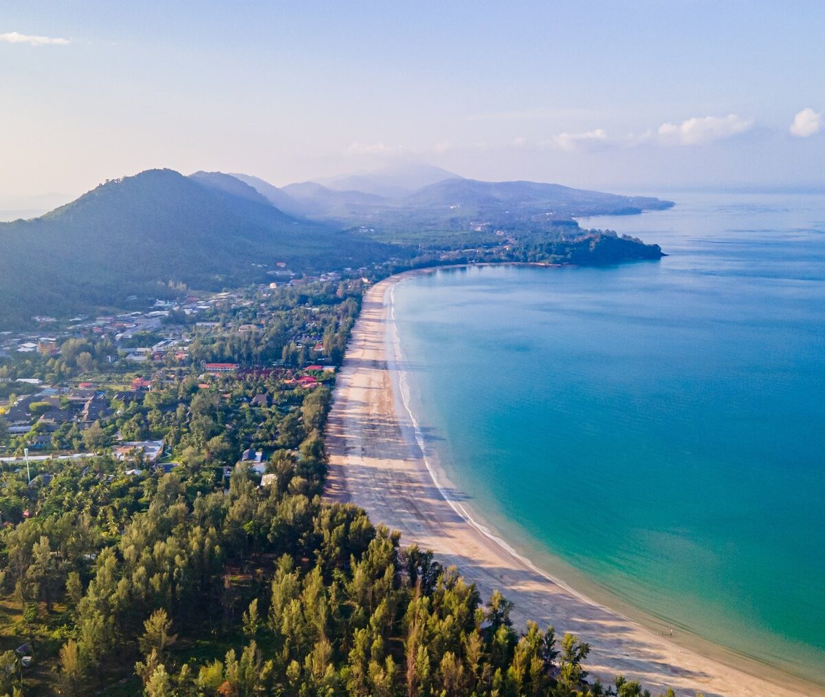 Długa plaża Pra Ae na Koh Lancie z lotu ptaka