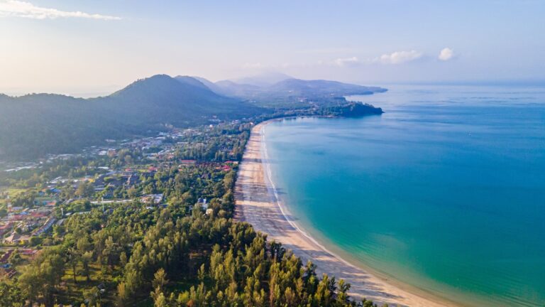 Długa plaża Pra Ae na Koh Lancie z lotu ptaka