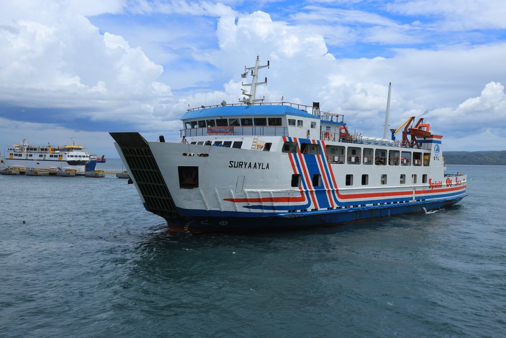 Prom przy porcie Ketapang w Banyuwangi, skąd płynie się przez cieśninę na Bali