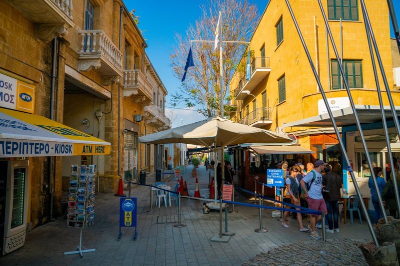 Turyści w kolejce do przejścia Ledra Street przez linię zieloną w starej Nikozji