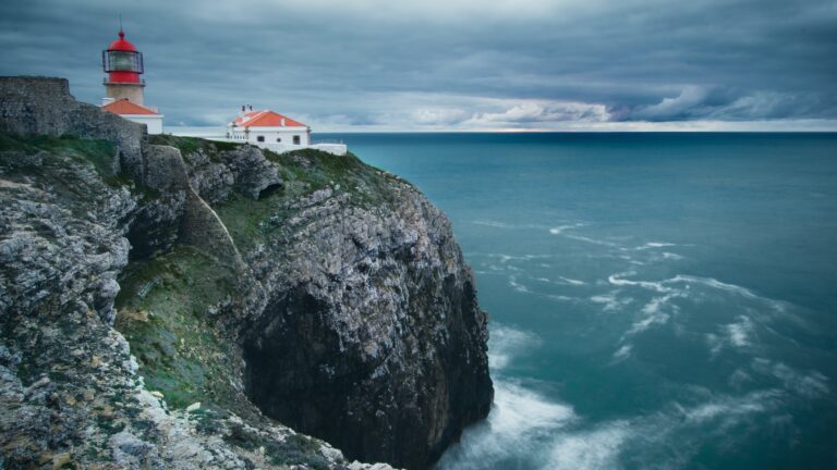 Latarnia morska na przylądku São Vicente pod Sagres, na skalnym klifie nad Atlantykiem