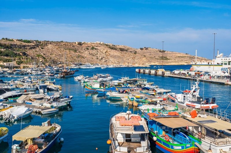 Łodzie rybackie i wycieczkowe w przystani Mġarr na Gozo