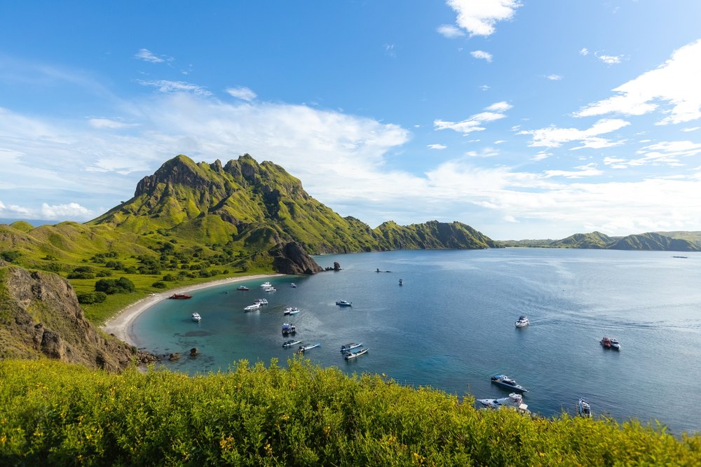 Zatoka z łodziami pod szczytem wyspy Padar, widok z punktu widokowego