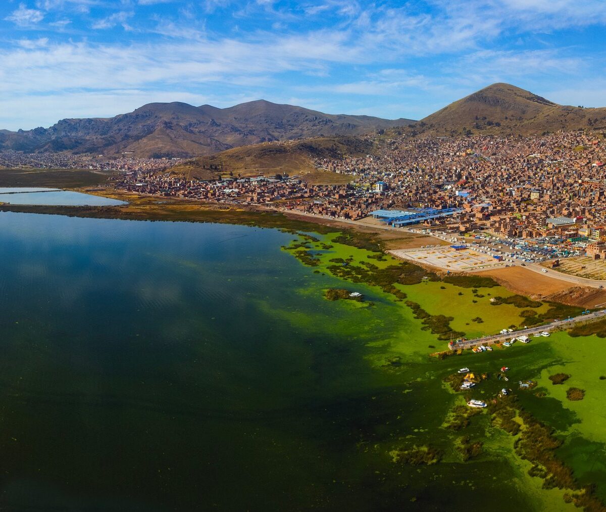Puno nad zatoką jeziora Titicaca z lotu ptaka, z górami w tle