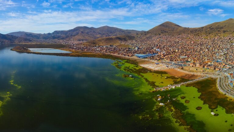 Puno nad zatoką jeziora Titicaca z lotu ptaka, z górami w tle
