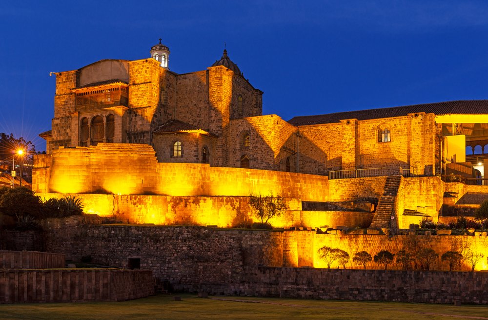 Podświetlona nocą Qorikancha, inkaska Świątynia Słońca z klasztorem Santo Domingo w Cusco