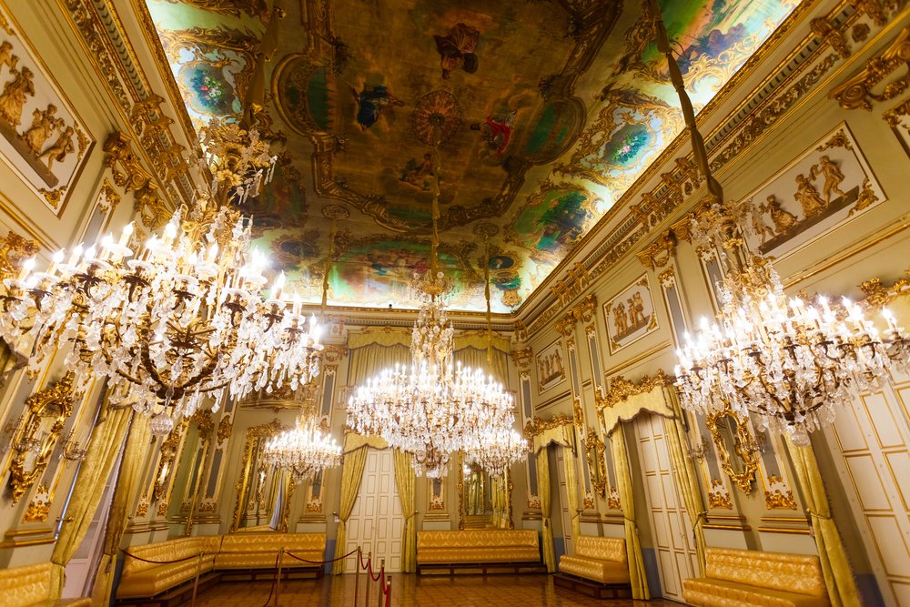 Złocona sala balowa Real Casino w Murcji z kryształowymi żyrandolami i malowanym sufitem