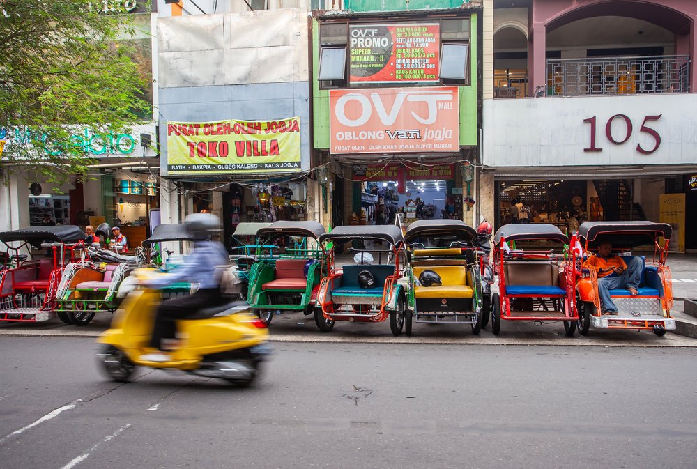 Riksze becak czekające na pasażerów przy ulicy Malioboro w Yogyakarcie