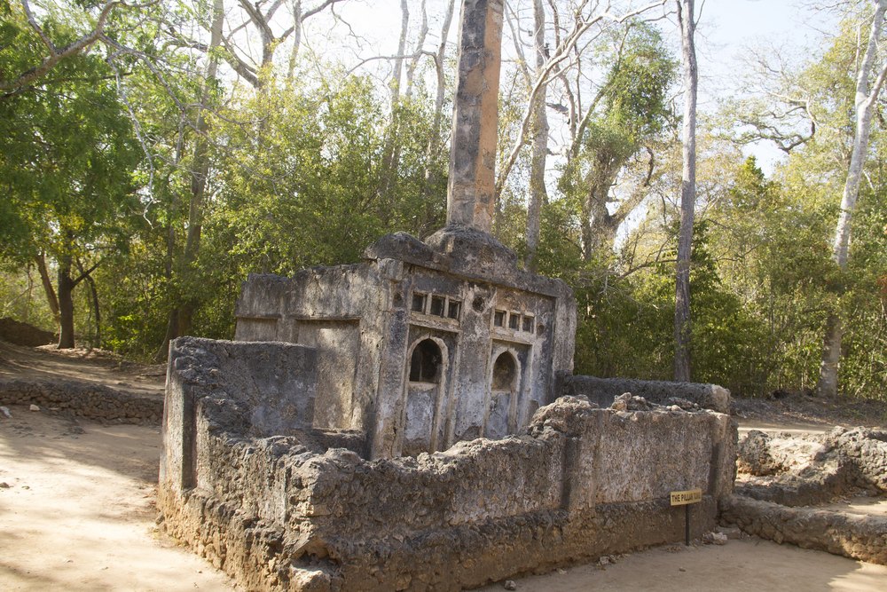 Ruiny Gede w lesie pod Watamu, kamienny grobowiec z kolumną