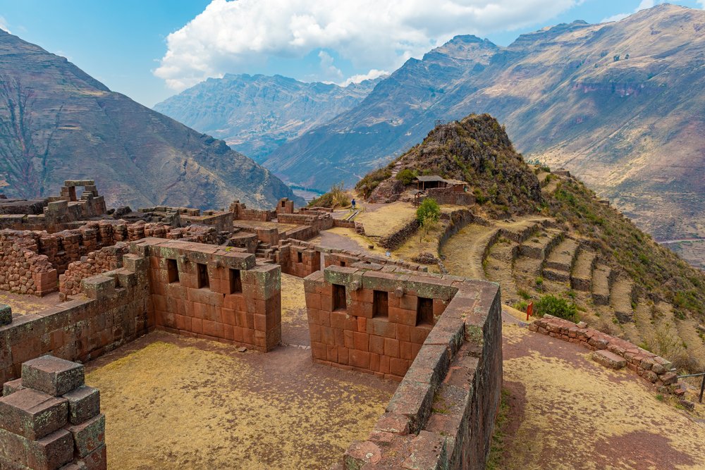 Inkaskie ruiny Pisac nad Świętą Doliną z górami w tle