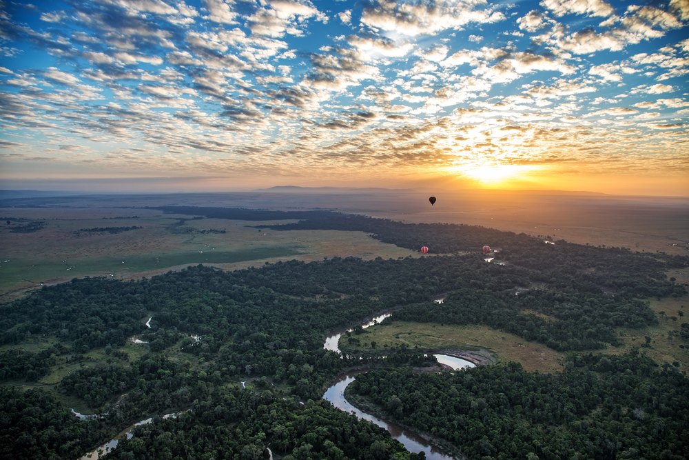 Meandry rzeki Mara z lotu ptaka o wschodzie słońca, w oddali balon