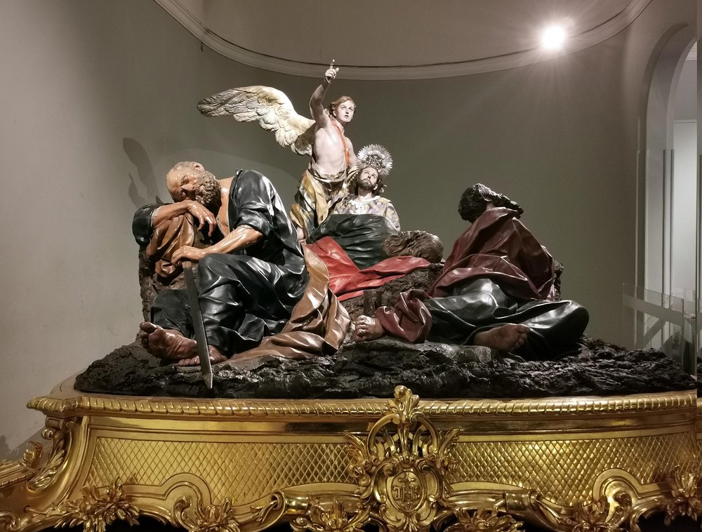 Barokowa grupa rzeźb Salzilla „Modlitwa w Ogrójcu” z aniołem nad śpiącymi apostołami w Museo Salzillo