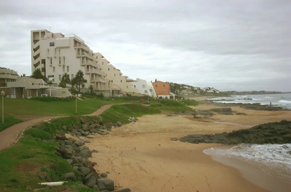 Ścieżka spacerowa nad plażą i skałami w Ballito