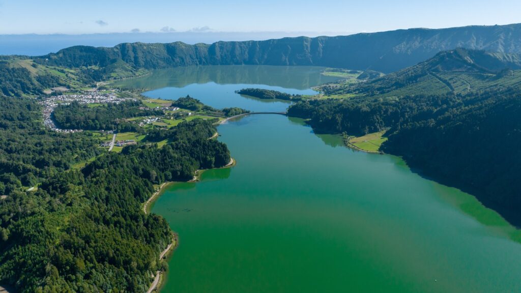 Kaldera Sete Cidades z punktu Vista do Rei: jeziora Lagoa Azul i Lagoa Verde, a nad brzegiem wieś w kraterze