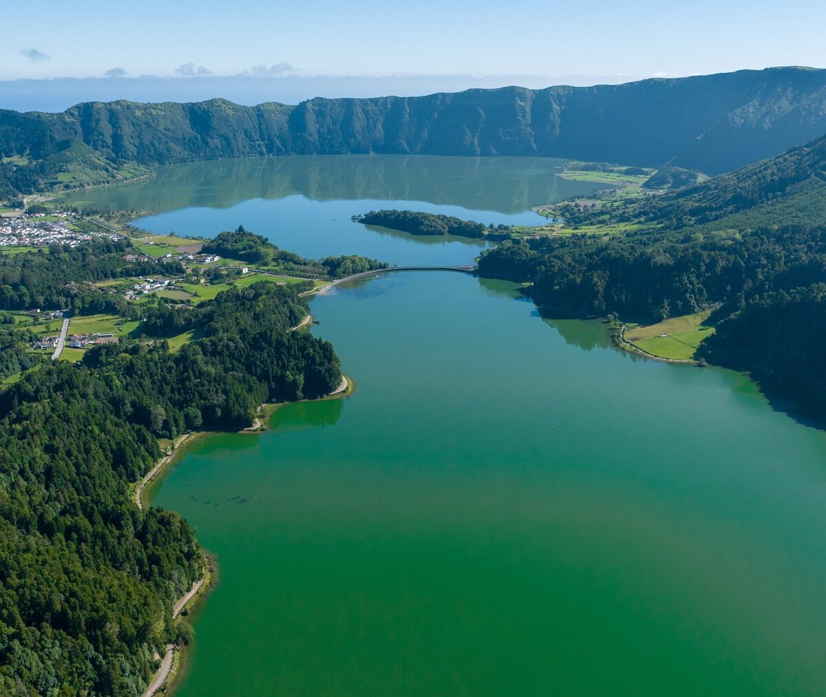 Kaldera Sete Cidades z punktu Vista do Rei: jeziora Lagoa Azul i Lagoa Verde, a nad brzegiem wieś w kraterze
