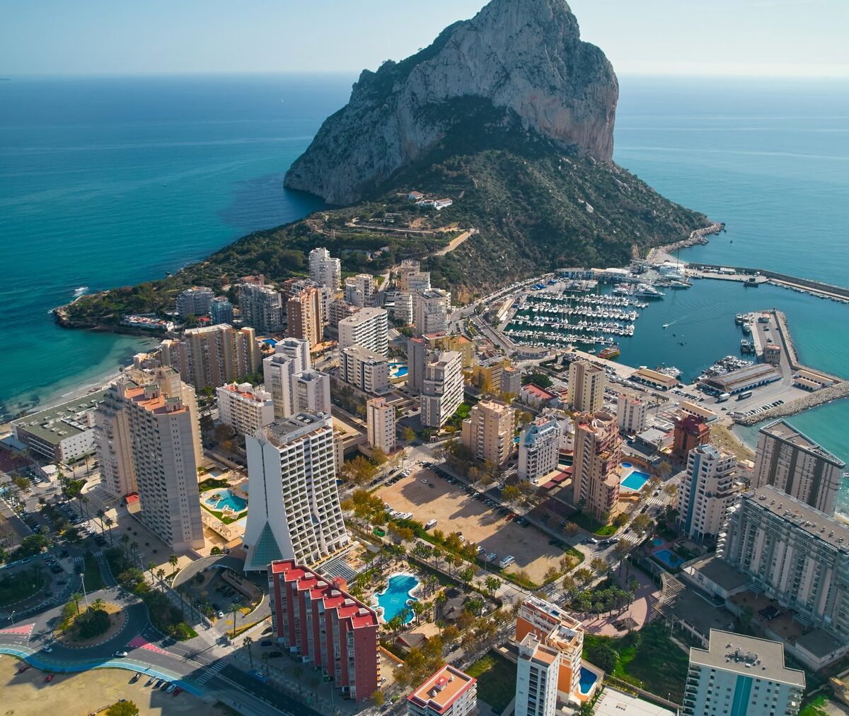 Skała Peñón de Ifach nad portem i wieżowcami Calpe, widok z lotu ptaka