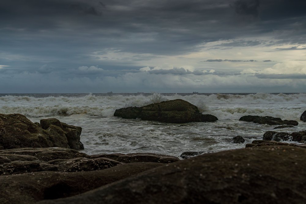 Fale rozbijające się o skały na plaży w Umhlandze