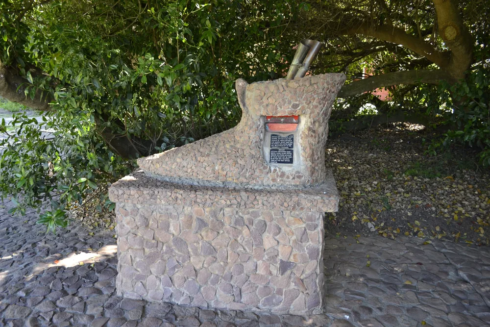 Skrzynka pocztowa w kształcie buta pod drzewem Post Office Tree w Mossel Bay