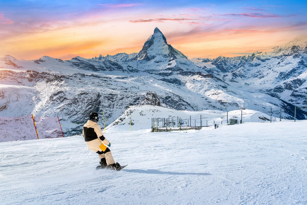 Snowboardzista na stoku pod Matterhornem
