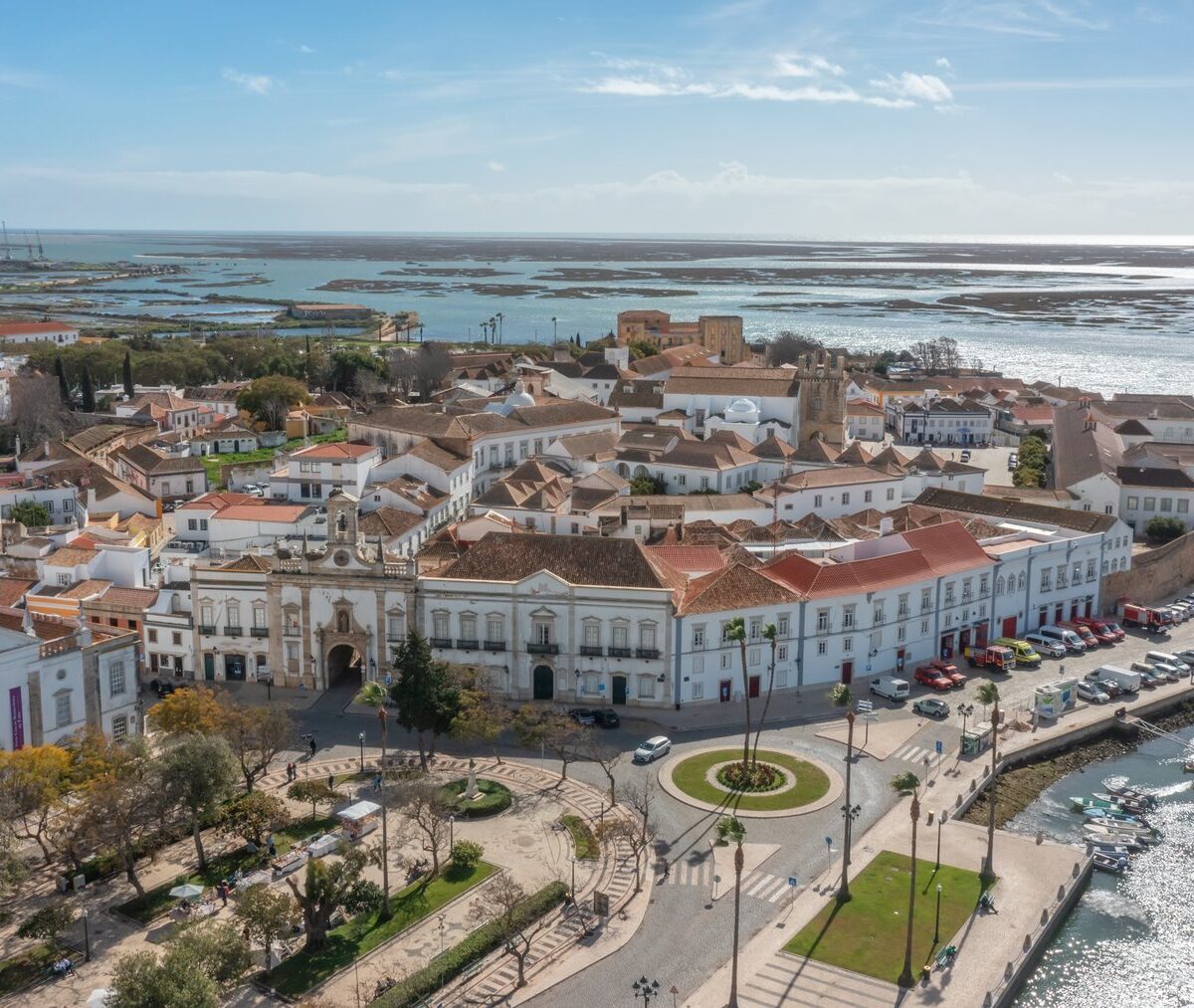 Stare miasto Faro z lotu ptaka, z przystanią i placem z rondem, w tle laguna Ria Formosa