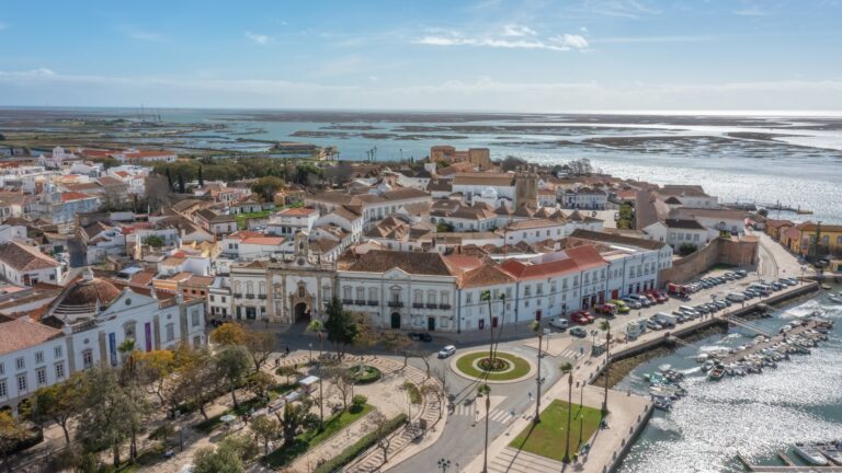Stare miasto Faro z lotu ptaka, z przystanią i placem z rondem, w tle laguna Ria Formosa