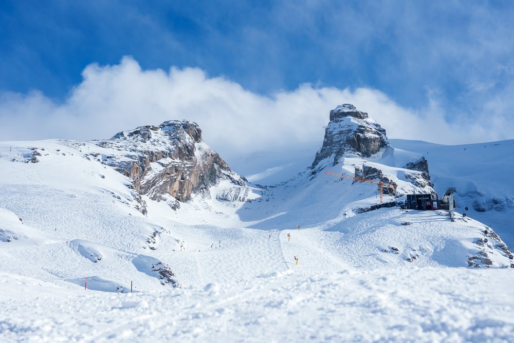 Zaśnieżone stoki ośrodka Engelberg-Titlis pod skalnymi szczytami