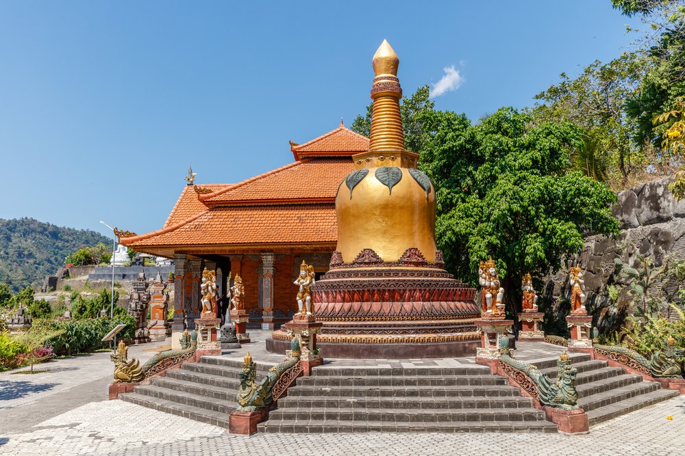 Złota stupa w klasztorze buddyjskim Brahmavihara-Arama w Banjar koło Loviny