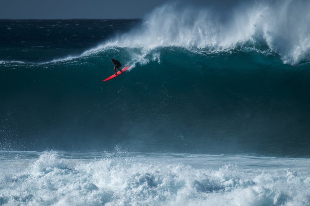 Surfer na wielkiej fali w zatoce Waimea na North Shore Oahu