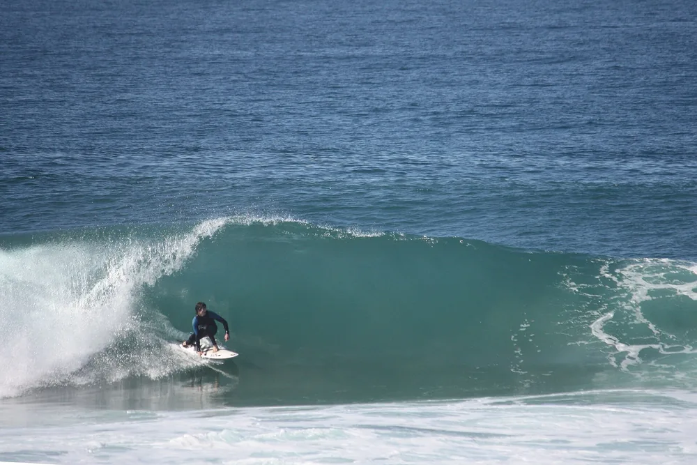 Surfer w tubie fali na plaży w Ballito