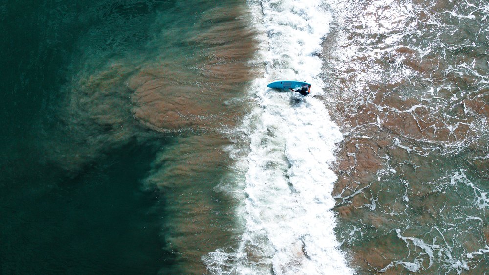 Surfer na fali w zatoce Tamarin z lotu ptaka