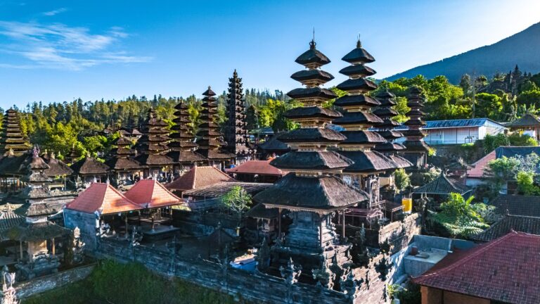 Świątynia Pura Besakih na zboczu wulkanu Agung we wschodniej części Bali