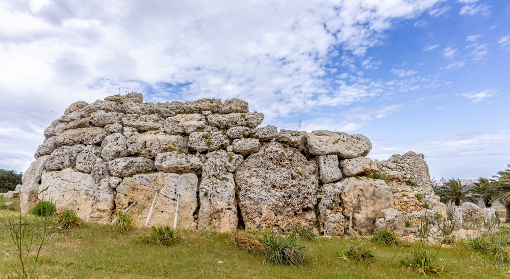 Megalityczne mury świątyni Ġgantija na Gozo z wielkich bloków wapienia, na tle błękitnego nieba