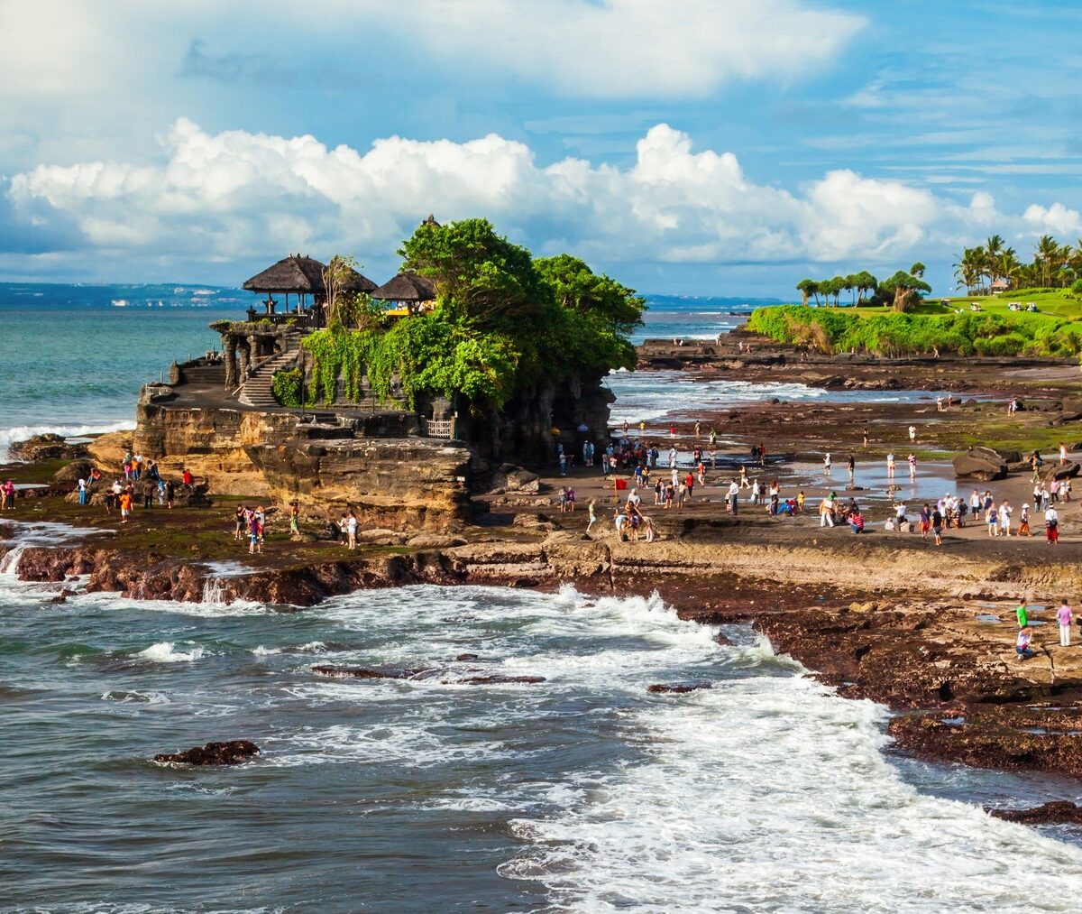 Świątynia Tanah Lot na skale w morzu na zachodnim wybrzeżu Bali