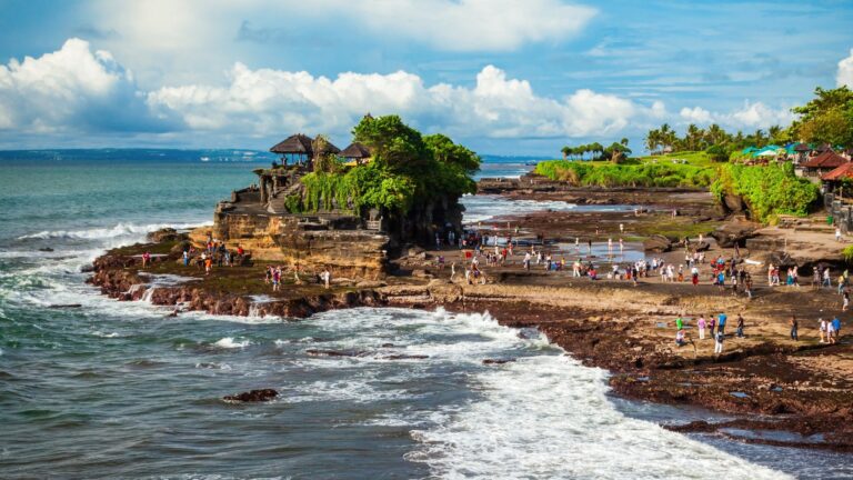 Świątynia Tanah Lot na skale w morzu na zachodnim wybrzeżu Bali