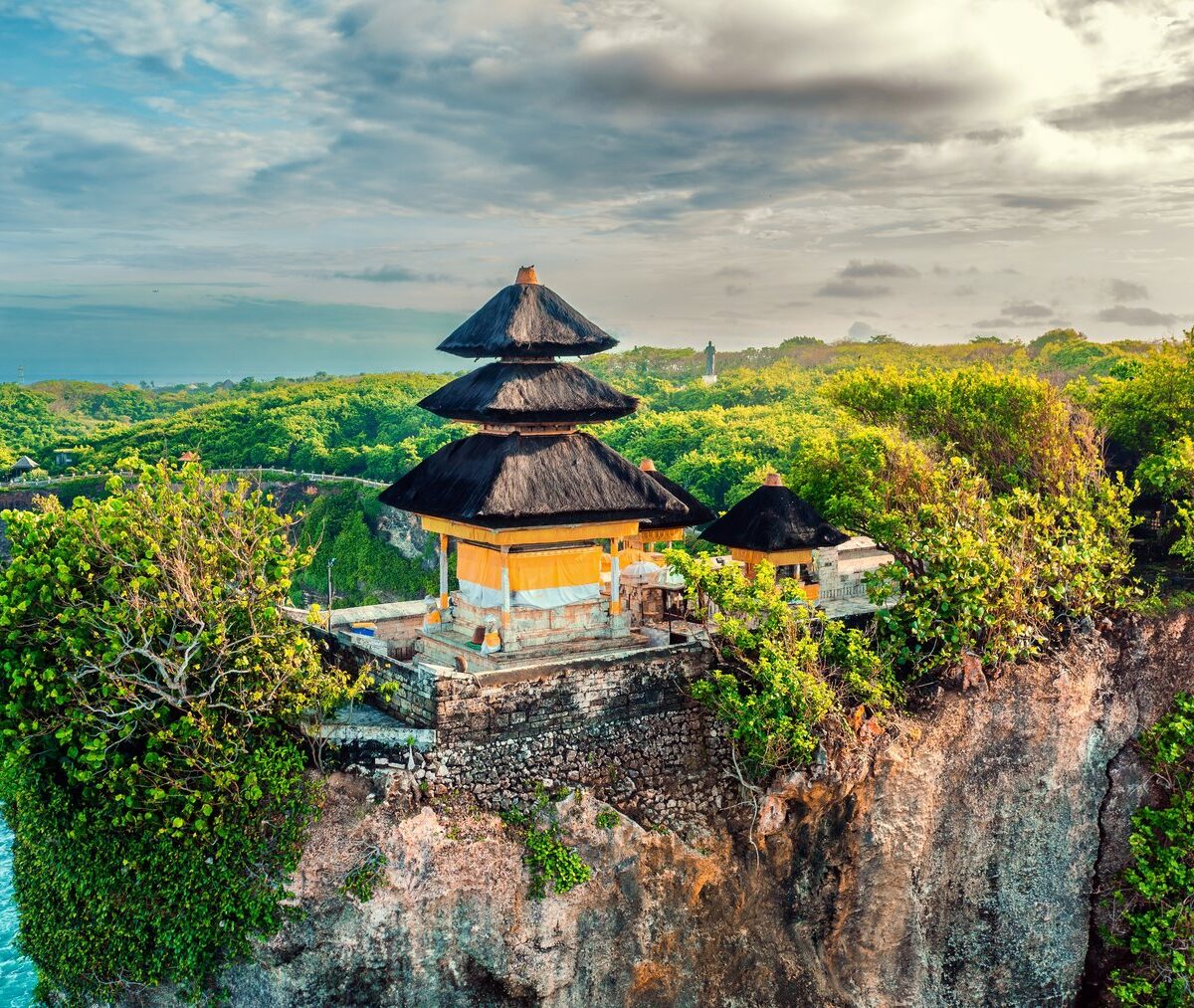 Świątynia Pura Luhur Uluwatu na krawędzi klifu nad oceanem