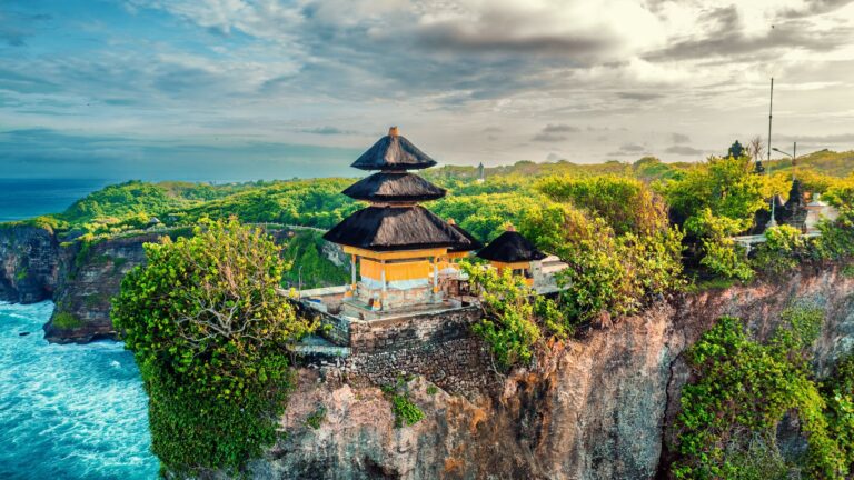 Świątynia Pura Luhur Uluwatu na krawędzi klifu nad oceanem
